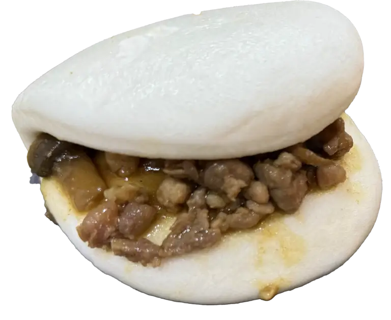 Panino bao cotto al vapore ripieno di salsiccia e funghi